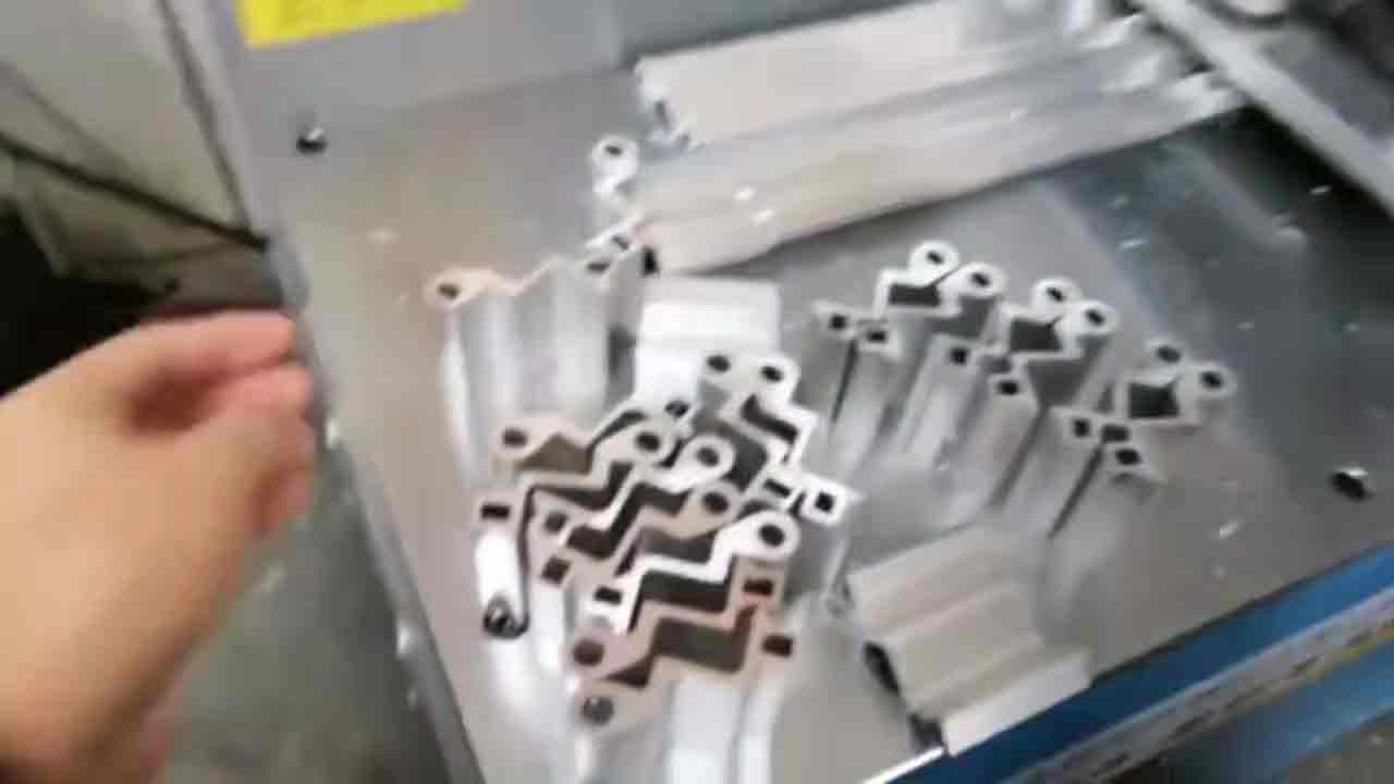 客戶用我司全自動切鋁機(jī)450型號切割鋁合金門窗合頁切割現(xiàn)場